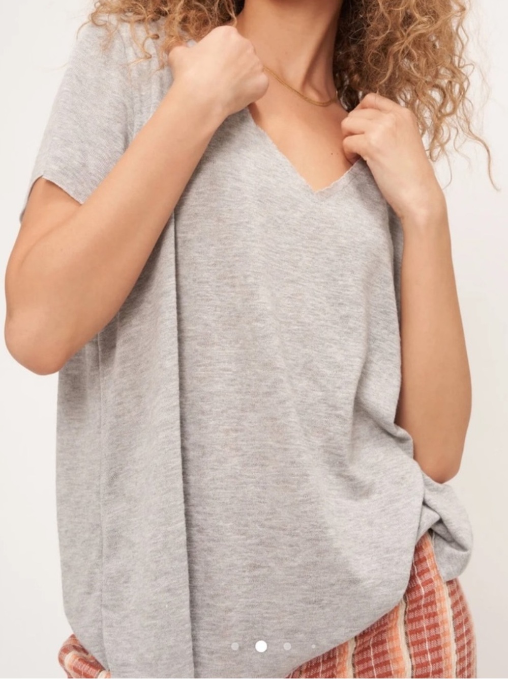 UO Project Social T THE ORIGINAL TEXTURED V in Heather Olive. Women's Medium